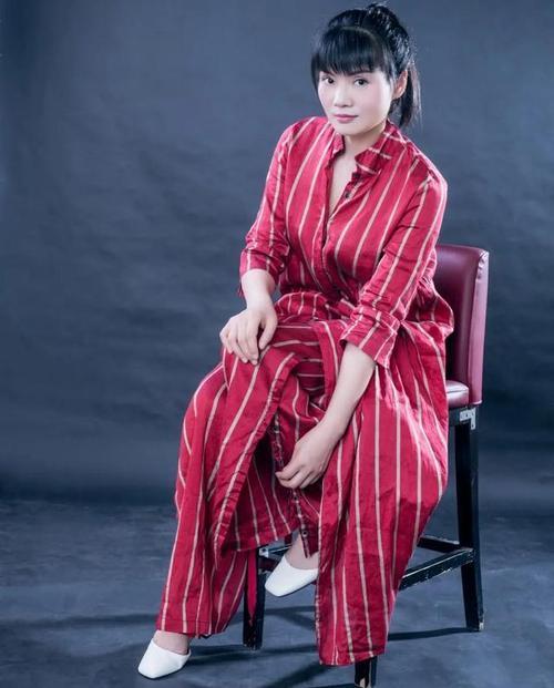 熊芳芳▲中学高级教师熊芳芳辞职，为啥教师这个铁饭碗不香了？