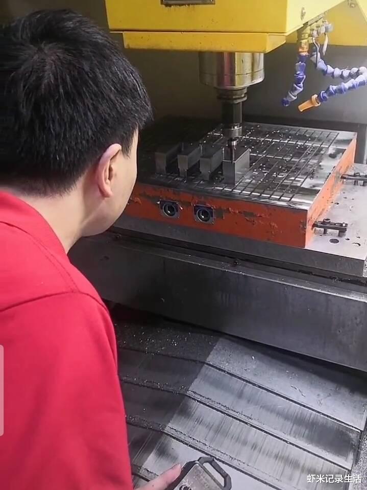 招聘|工厂陷入“用工荒”？打工者: 想进厂的不招工，不想进去的拼命拉拢