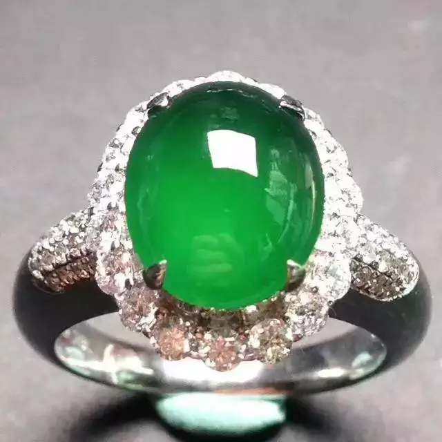 翡翠|100万拿下的?翡翠赌石，一刀切开货主直接跳起来！