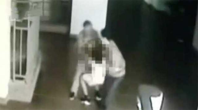 神鸟知讯资讯站|保安叉脖子按倒12岁男孩，还拖进监控室威胁，网友：这是在治罪犯？