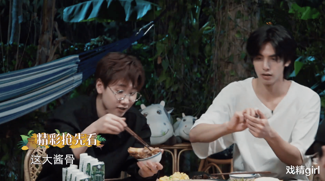 「周迅」《向往4》农活不好干：周迅戴墨镜搬香蕉，黄晓明搭灶劈柴最轻松