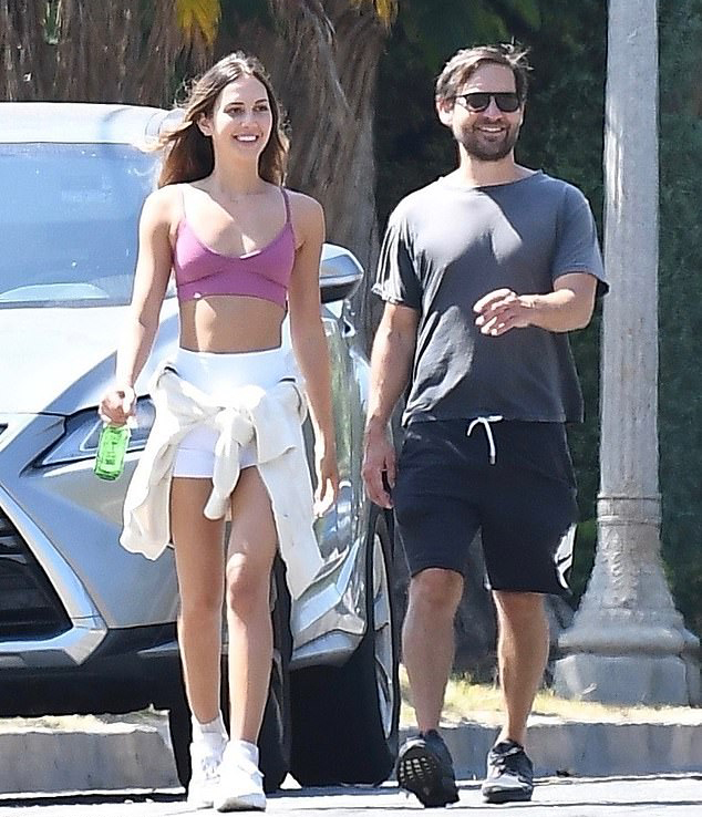 #托比·马奎尔#初代蜘蛛侠与27岁小女友街头散步 女友托下巴吐舌超可爱