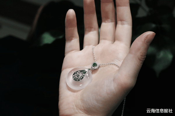 撞脸|撞脸冰种翡翠的玉石？奥陶玉也该有它的名字