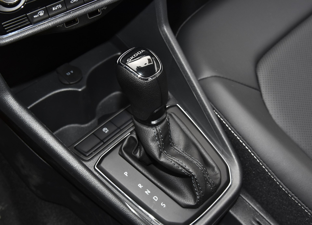 斯柯达昕锐:顶配才8万多的斯柯达昕锐,自动挡配天窗,油耗4毛钱,来自德系