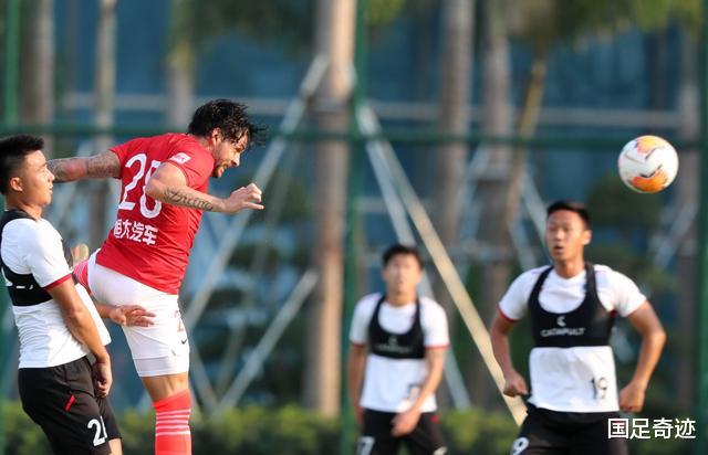 「广州恒大」高拉特王者归来！携恒大2小将造13分钟攻击波，助攻中国足球未来
