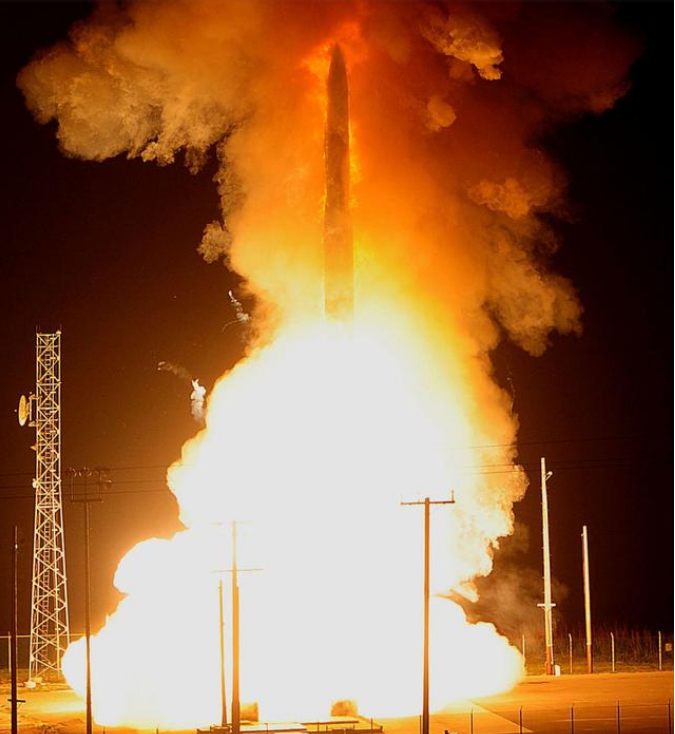 洲际导弹|午夜12点05分,一枚洲际导弹划过太平洋上空,白宫:摧毁岛礁目标