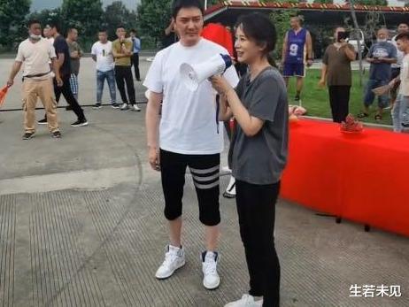 冯绍峰|42岁冯绍峰婚后罕见现身，头发花白发福驼背，状态不及妻子赵丽颖