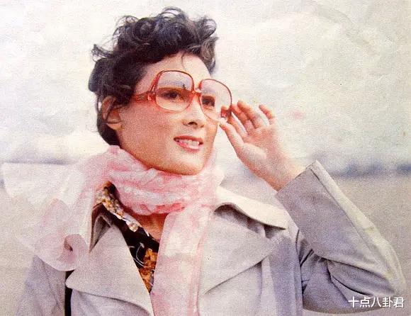 保密局的枪声|《保密局的枪声》女主角向梅：42岁才走红，83岁依然美丽优雅