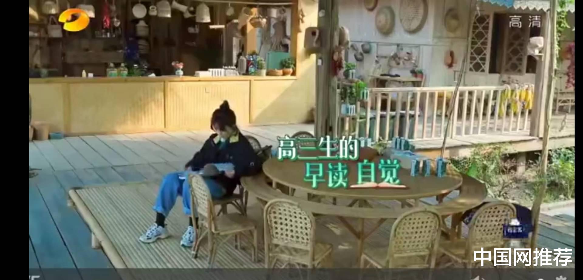 []张子枫全力冲刺高考，大清早起床背课文，录节目也不敢放松