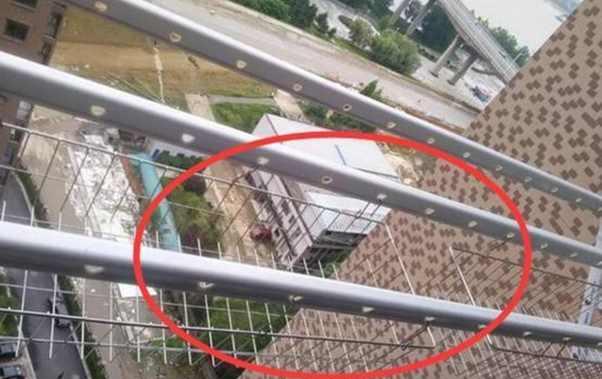 邻居家在晾衣杆上做了个小改动, 太聪明了, 看完想回家重装