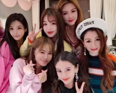 明星|路人明星的合影，王一博让人羡慕，热巴颜值高，看到杨颖：脸盲了