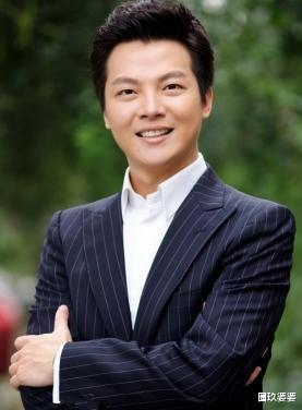 央视|他是著名“央视一哥”，娶身价几十亿富婆妻子，今儿子成他的骄傲