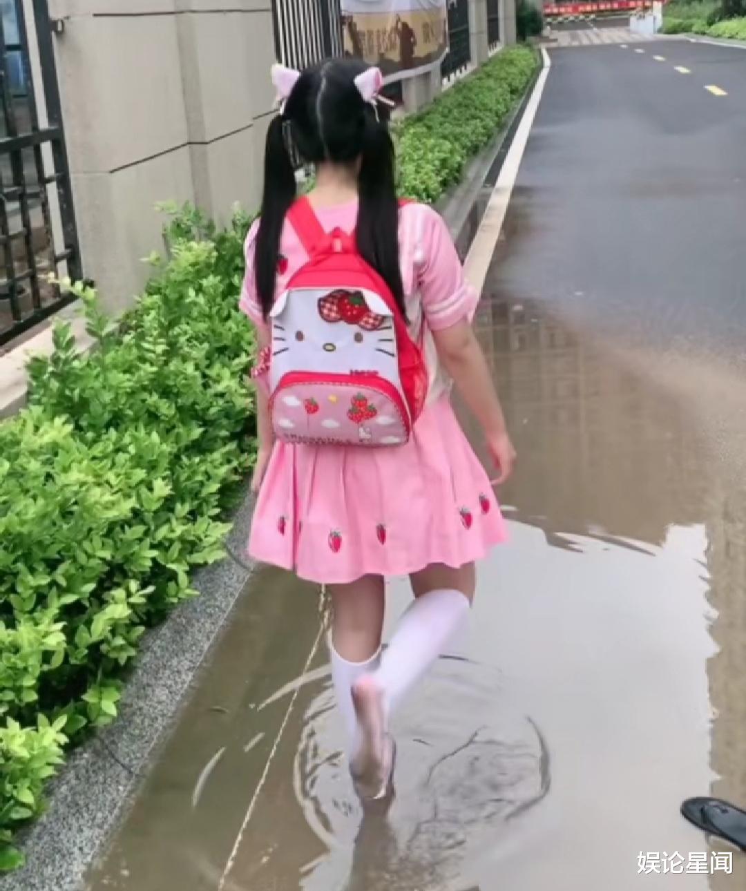 『萝莉』双马尾萝莉穿着粉色学生装坐在水洼里，不会湿吗？
