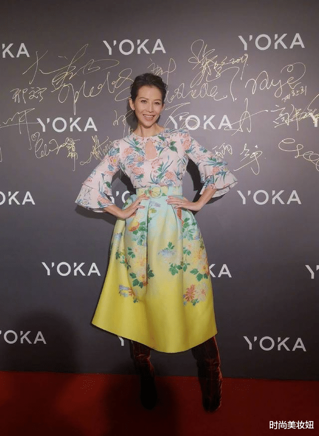 [衬衫]蔡少芬终于惊艳一回，穿印花衬衫配半身裙减龄太多，短发A爆了