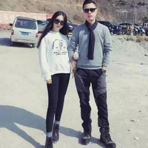 [冻龄]“冻龄爸爸”火了，与女儿相差25岁，一起出门时就被误认为是情侣