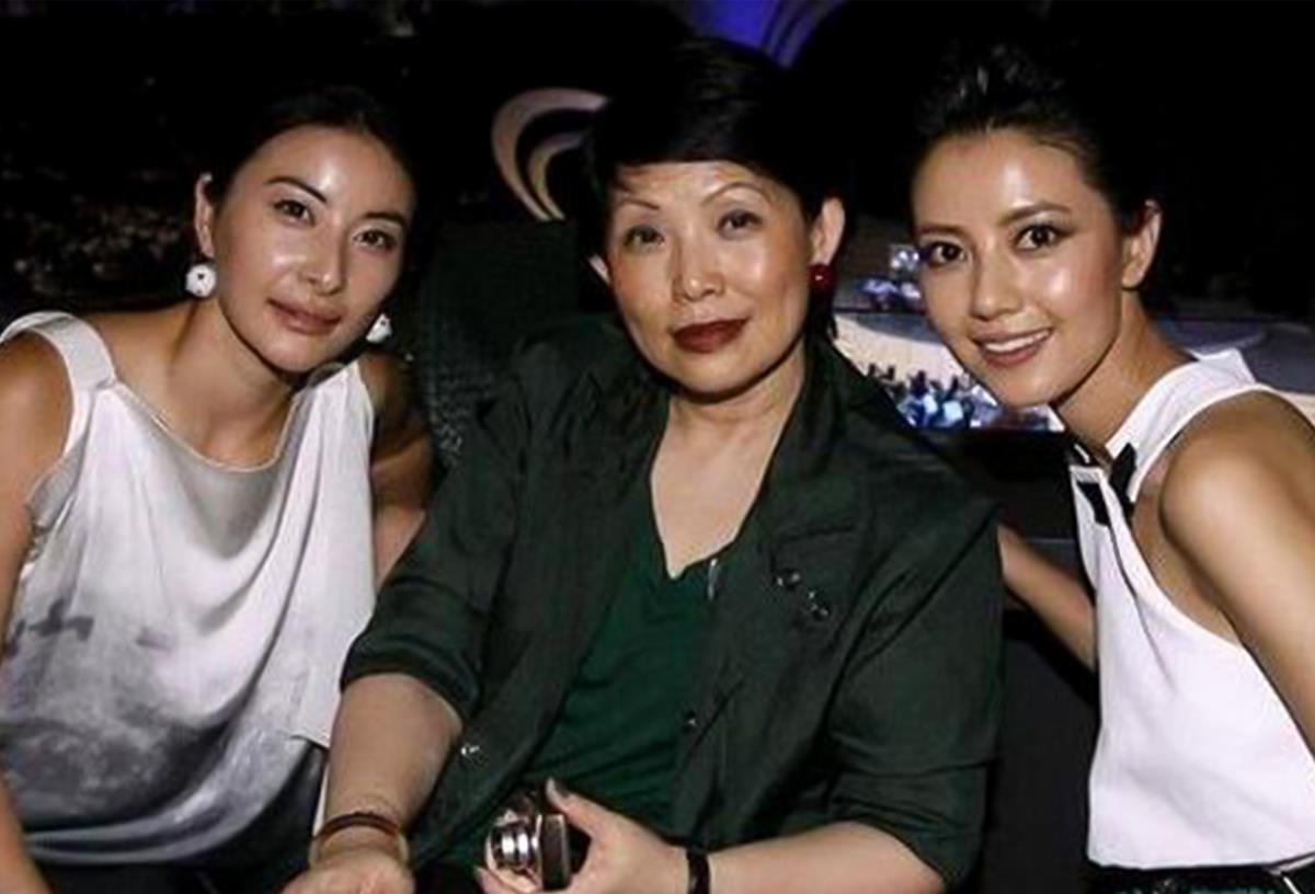 郭晶晶■郭晶晶的脸是真高级，与女星们同框竟能秒杀，豪门太太气场不简单