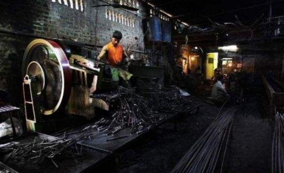 |邻国经济发展受阻，钢铁、铁矿石降价出口，这个便宜我们该占吗？