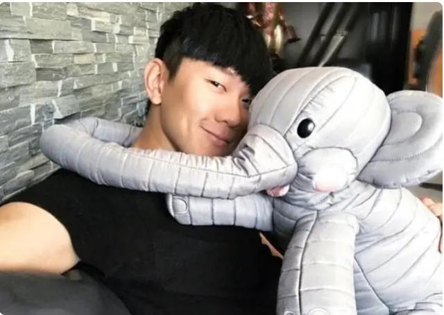 林俊杰@晒晒林俊杰现实中的家，收藏了一屋子的玩具，装修简单粉刷成白墙