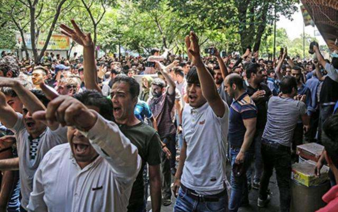 『美国』?北京时间6月6日，美国暴乱再度升级，疫情为何“离奇消失？”