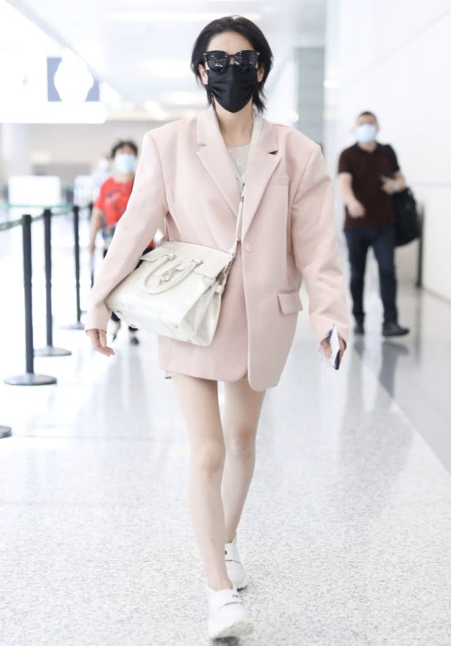 张馨予■张馨予不愧是军嫂！短发造型很帅气，穿粉色西装美腿是\最佳配饰\