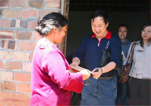 晓君侃史|北大才子王青松，带老婆隐居深山11年，花光350万积蓄，后来怎样