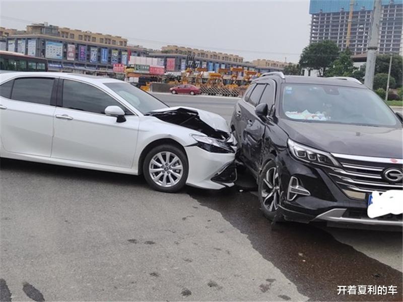 传祺GS4|凯美瑞撞上传祺GS4，车损一目了然，网友：知道该买什么车了吧！