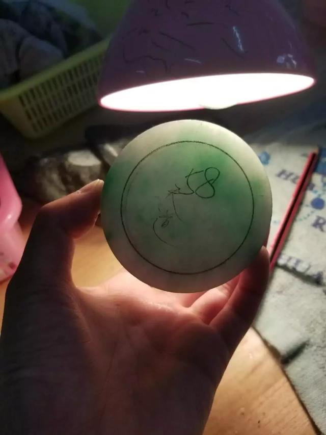 翡翠|2万博20万！只因小伙买下的翡翠原石，令小伙赚的盆满钵满