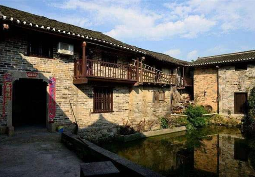 [养生]俗语“老不泄残精少不食壮火，富不住大屋穷不行远路”是何意思？