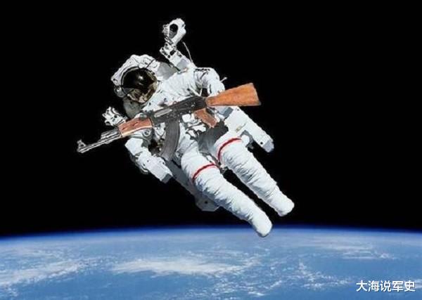太空|杨利伟上太空时,为何要带把枪?苏联的教训太深刻