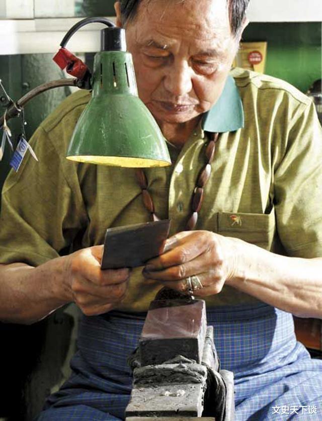 文史天下谈|80多岁的香港刀王多厉害？磨一把菜刀千元天价，得提前3个月预约