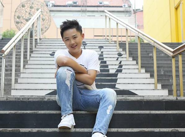 贾云哲|他是马伊利的儿子,如今20多岁像个小学生,为了长高只能靠激素