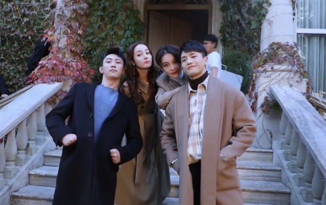 「迪丽热巴」黄景瑜和热巴合照,表面两人距离很近,手部动作却“避嫌”明显