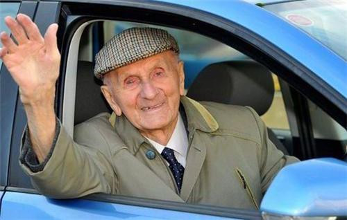 希特勒@128岁老人自称希特勒，还拿出一铁证，坦言：躲了70年，我太累了