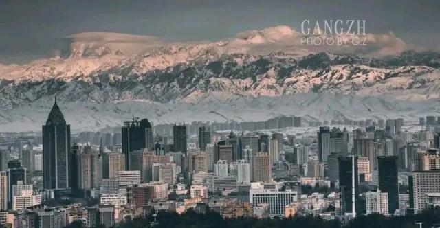 洛杉矶■乌鲁木齐是离雪山最近的城市了吧，神似洛杉矶，但比之更加科幻