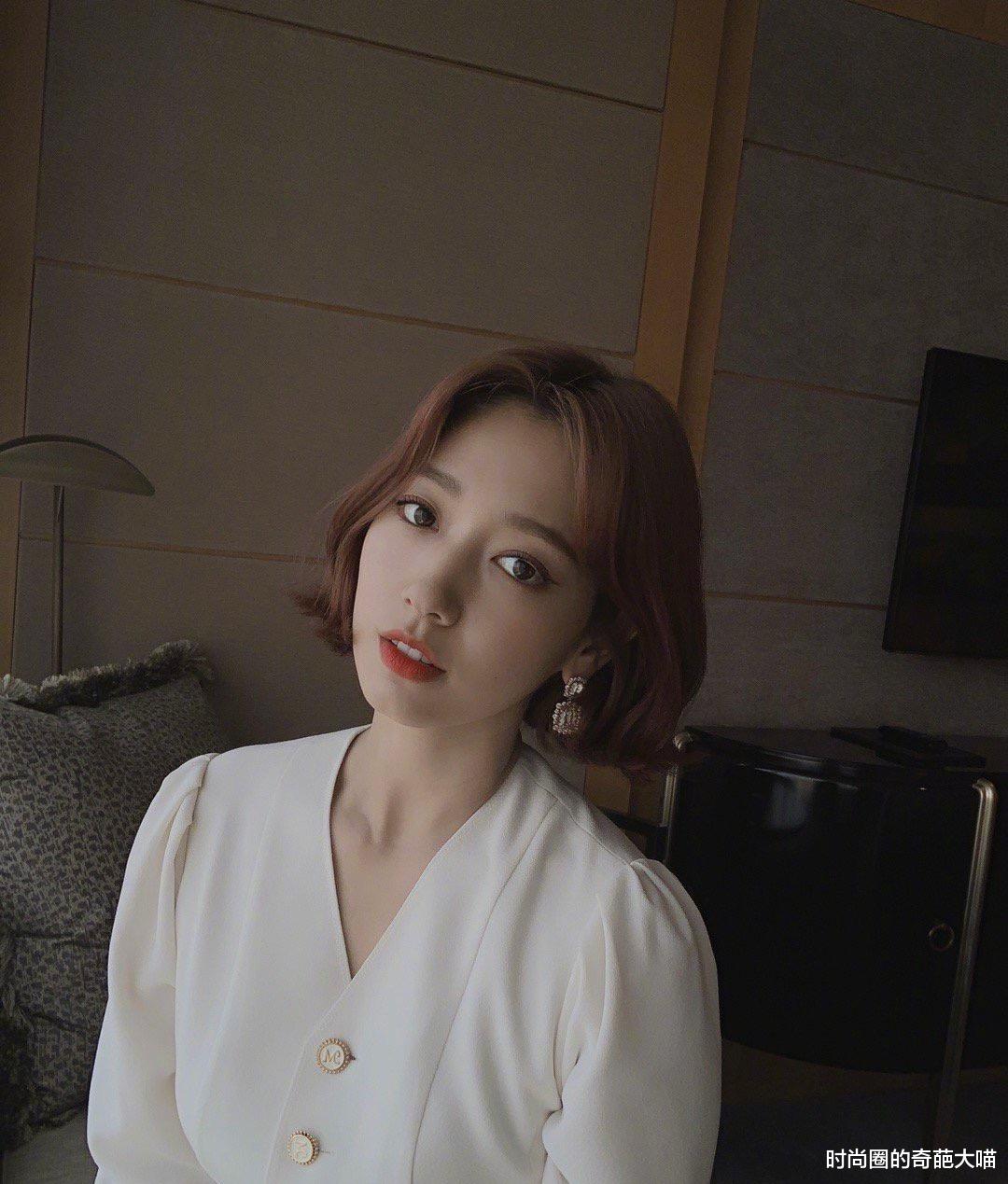 朴信惠■朴信惠久违亮相状态佳，冻龄美貌hold住媒体镜头，与男方牵手秀甜蜜