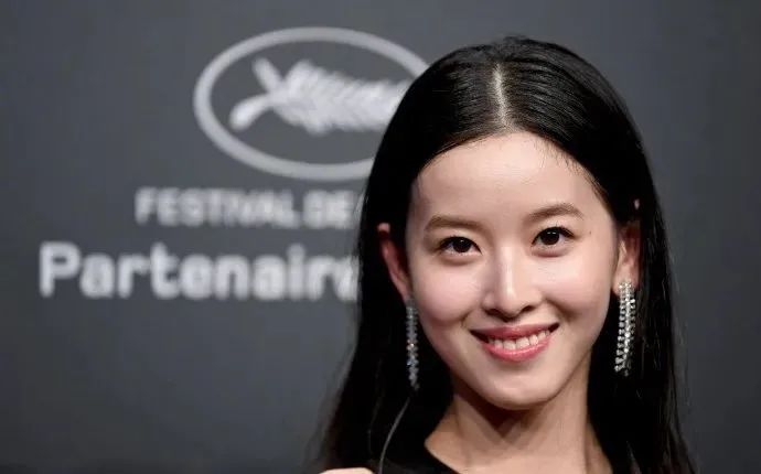 章泽天|“584亿，换不来一个C位”，章泽天富婆圈合照被群嘲