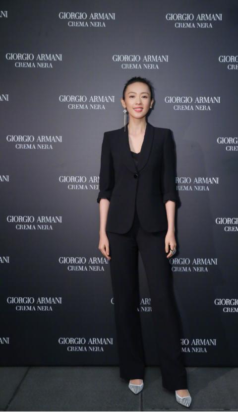 西裤|童瑶短发也太帅了，穿黑色西裤显潇洒，两排闪亮扣子真抢镜