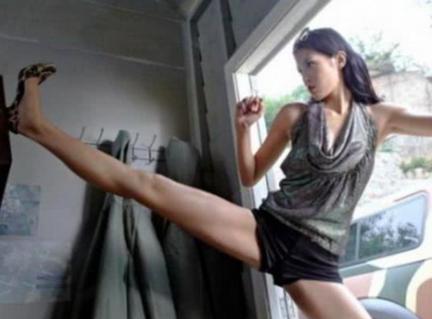 [古力娜扎]她被称为“最美龙女郎”，是成龙唯一女弟子，与两男子共浴太开放