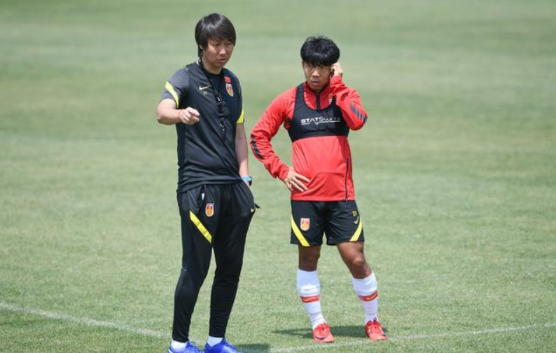 [李铁]国足仅2人锁定主力！李铁这一细节露端倪，17天集训挖到宝贝