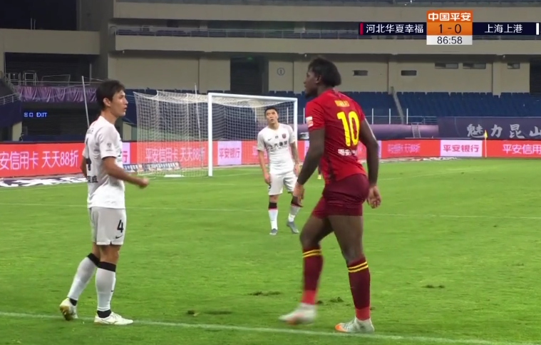 王燊超|冲突!180CM王燊超挑衅196CM黑又硬,气势不输,主裁赶紧拉架