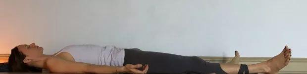 @8个阴瑜伽动作：通经脉补气血，以内养外，状态年轻、皮肤都亮了