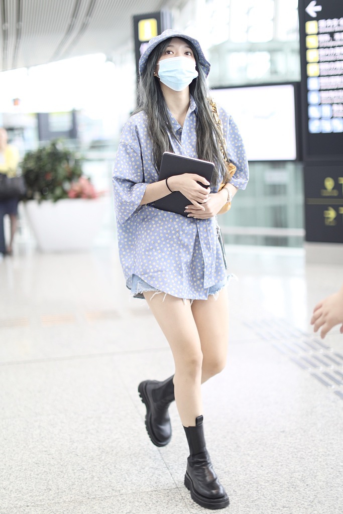 程潇|都说程潇有点小粗腿谁信？下衣消失现身机场自信秀腿，线条感十足