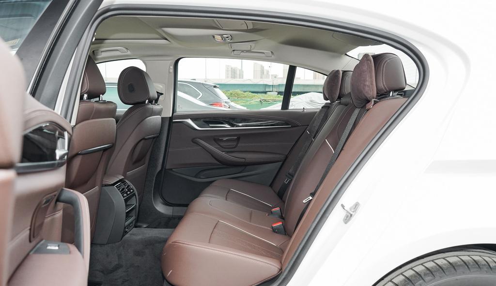 奔驰E级|2021款宝马5系正式上市，预售价曝光，网友：这价格是真的香