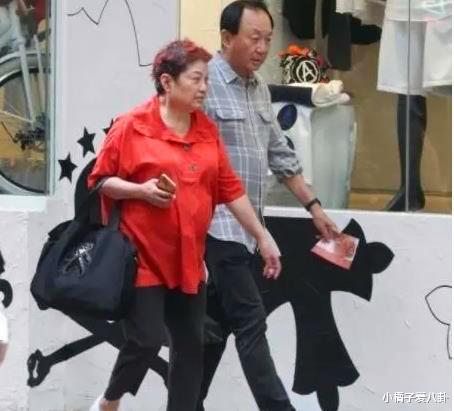 许冠文|许冠文：深爱老婆48年逛街还似连体婴，如今成钓鱼达人，退休生活谁都羡慕