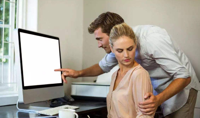 |男子每天蹭车，一个月后给同事发红包，收到同事信息后以为看错了