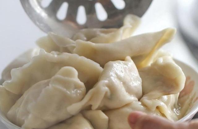 「饺子」这菜1块钱一斤，用来包饺子，比荠菜韭菜都好吃，可惜少有人吃过