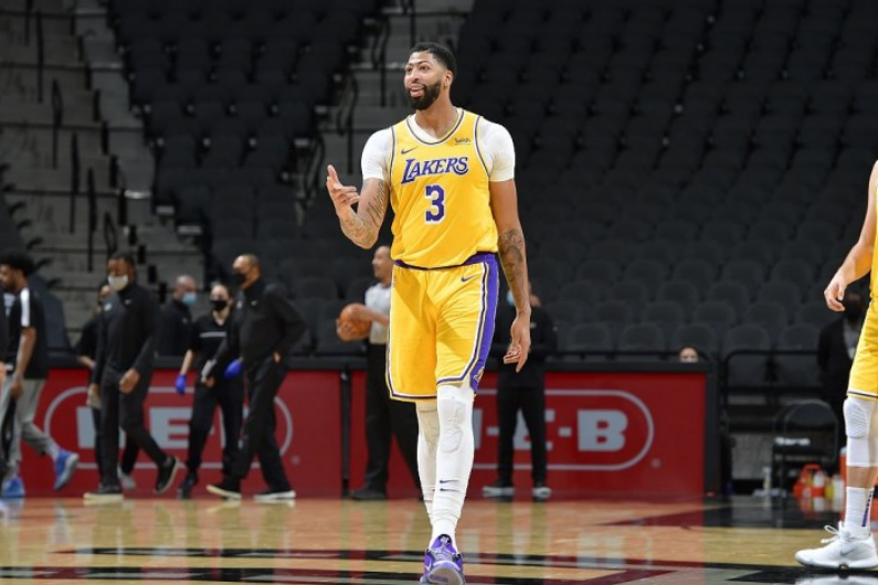 篮网队|篮网和湖人若总决相遇，谁赢？苏群只说四个字，他的答案很明显了