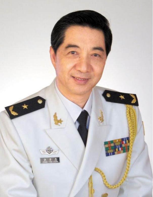 功勋@军装左胸上五颜六色的图案，象征军人身份，里面包含了哪些信息？