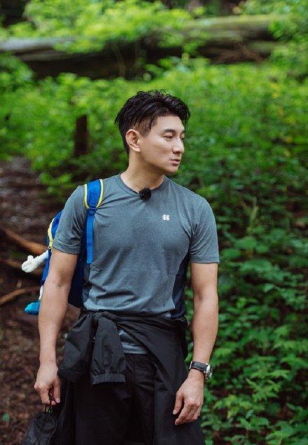 李冰冰|50岁吴奇隆胖着玩呢？瘦身成功帅出新高度，现身机场走出超有范