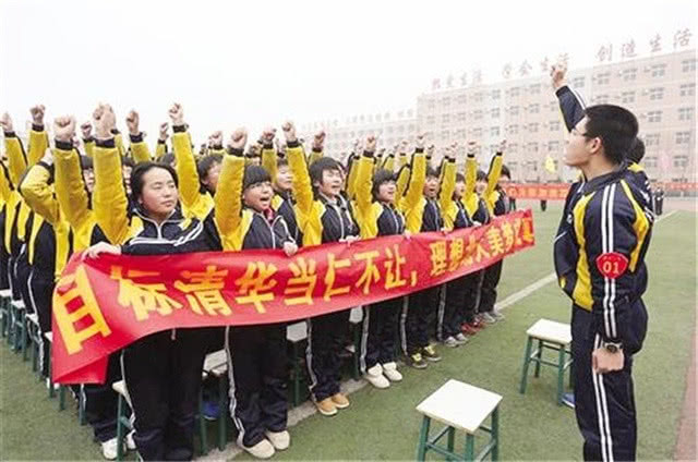 「学霸」为何高考不能穿校服？班主任一句话道破“玄机”，学霸：不早说